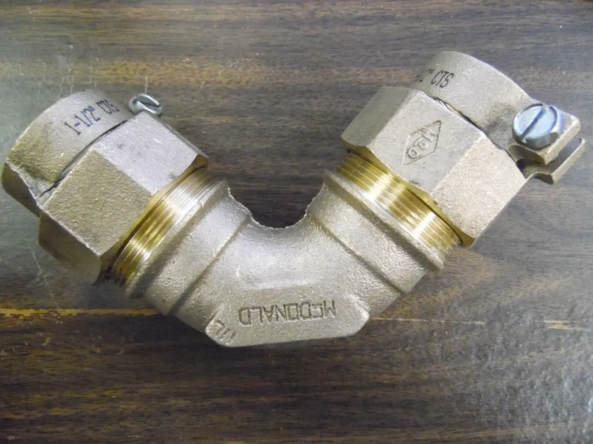Polyethylene Tubing Connector Elbow 1-1/2" 1